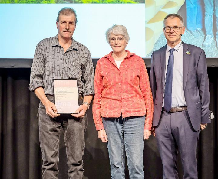 Ueli und Rosmarie Haldi nehmen den Preis an der Olma entgegen: Sie haben mit ihrem Käse in der Kategorie Hobelkäse/Alpsbrinz den zweiten Platz gewonnen. FOTO: MICHAEL HUWILER