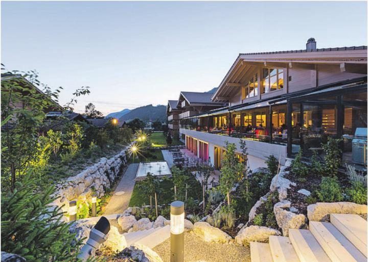 Die Gebäudehülle des Hotels Spitzhorn wird während zwei Monaten renoviert.    FOTO: ZVG