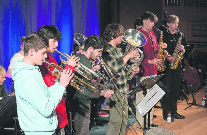 Die Big Band des Konservatoriums Lillebonne aus Nancy (Frankreich) letzten Samstag am Saisonschlusskonzert von Zweisimmen Jazz. FOTO: MARKUS BACHMANN