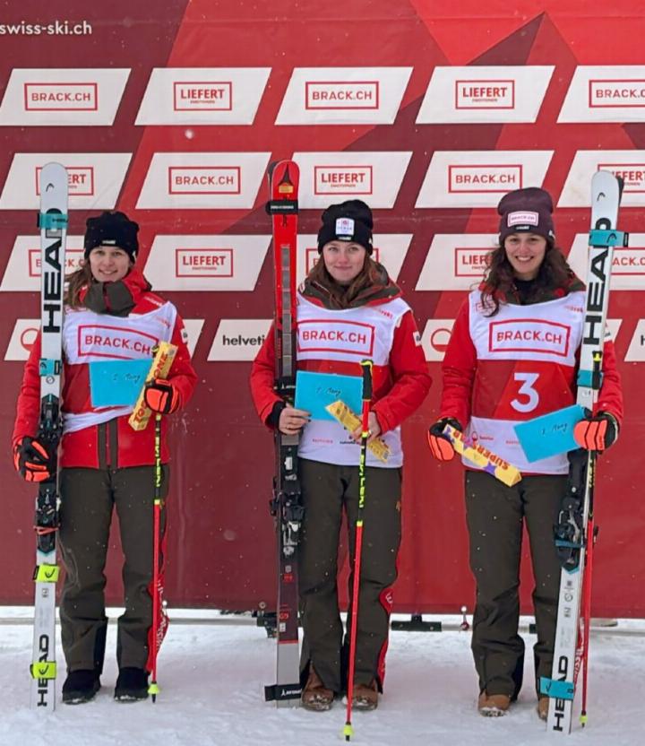 Sue Piller (Mitte) holte an beiden FIS-Riesenslaloms an der Lenk die Laufbestzeit. FOTO: ZVG