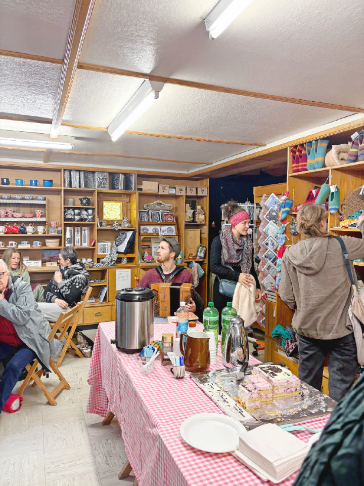 Ein Ort der Begegnung: Am Tag der offenen Tür konnten die Besuchenden das regionale Angebot bestaunen oder einfach gemütlich bei Kaffee, Kuchen und Akkordeonmusik beisammensitzen. FOTOS: IRINI PAPANDREOU