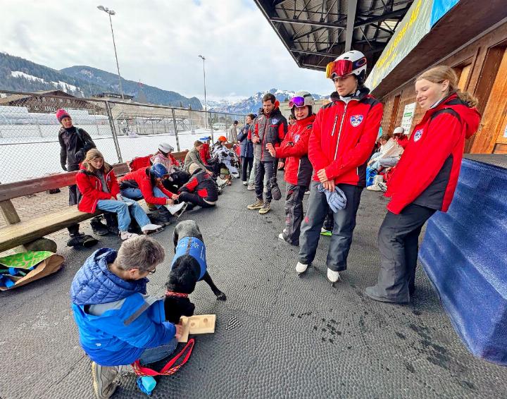 Die Kinder der JFK-Schule sind parat, um die ausgebildeten Hunde fleissig auf dem Eisfeld zu unterstützen. Ein paar Streicheleinheiten müssen aber trotzdem sein. FOTOS: ZVG