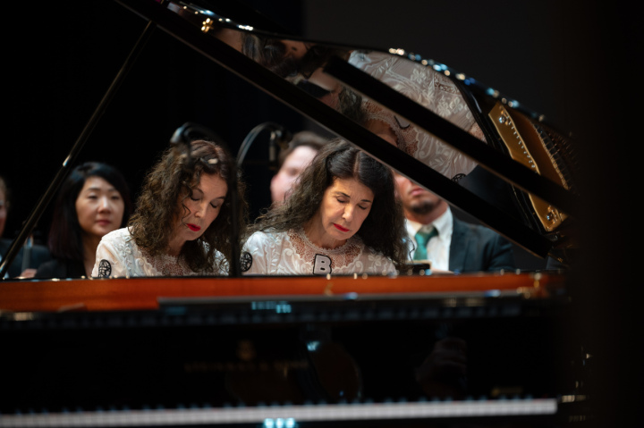 Voller Gefühle: die Pianistenschwestern Katia und Marielle Labèque. (Fotos: Raphael Faux)