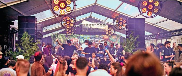 Transparente Strukturen, Panorama und internationale Top-Acts: Das Caprices Festival 2026 findet erstmals im März auf dem Eggli in Gstaad statt.     FOTO: ALEX NEGULESCU