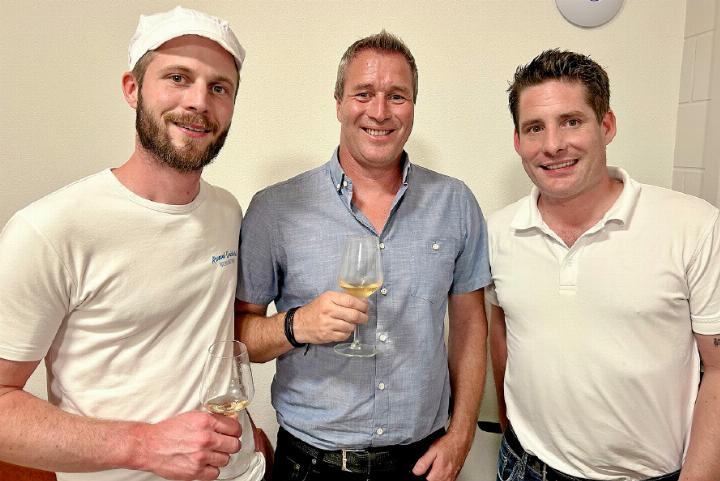 Käsermeister Arnaud Guichard, Önologe Marc Tavernay und Mathias Matti, Präsident des Clubs «Wein und Genuss».