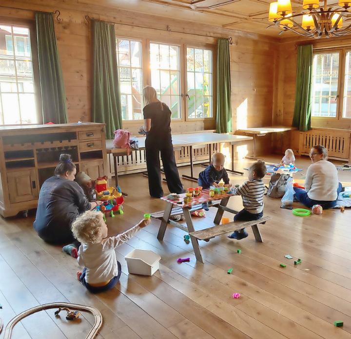 Der Familiensupport Saanenland will Familien mit kleinen Kindern zusammenbringen, so beim Spielen, …
