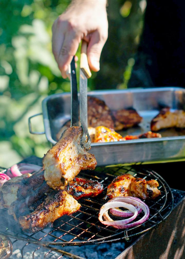 Der Grill sollte immer beaufstichtigt werden. SYMBOLBILD: UNSPLASH