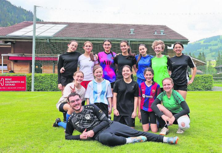 Die Mädchenmannschaft des FC Sarina mit ihrem Trainer Wilson Pereira. FOTOS: ELISA OPPERMANN