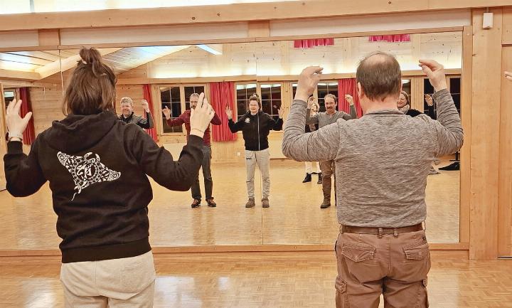 Die Charakterdarstellungen werden vor dem Spiegel geprobt.    FOTOS: JÜRG DOMKE