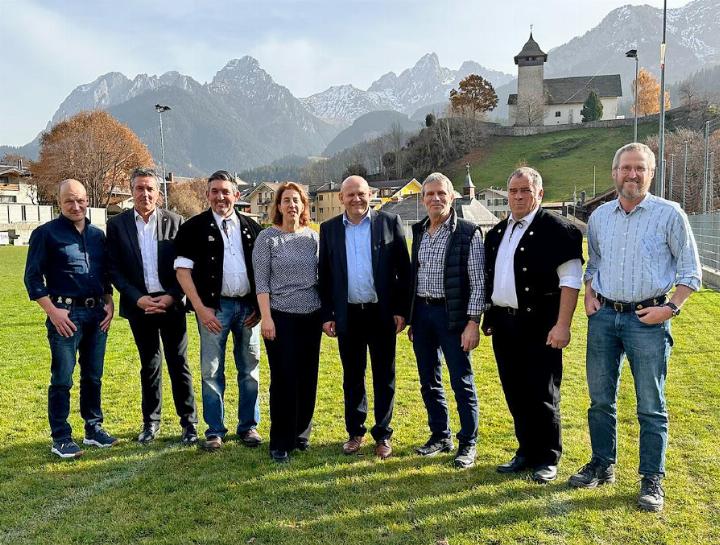 Philippe Rosat (3. von links) wurde neu zum Vizepräsidenten SAV gewählt. Von links: Walter Muheim (neu Vorstandsmitglied UR), Pierre-François Mottier (Präsident Société vaudoise d’économie alpestre), Philippe Rosat, Selina Droz (Geschäftsführerin SAV), Ernst Wandfluh (Präsident SAV), Theo Pfyl (ehem. Vorstandsmitglied SZ), Toni Ludi (ehem. Vize-Präsident SAV), Othmar Schelbert (neu Vorstandsmitglied SZ). FOTO: ZVG