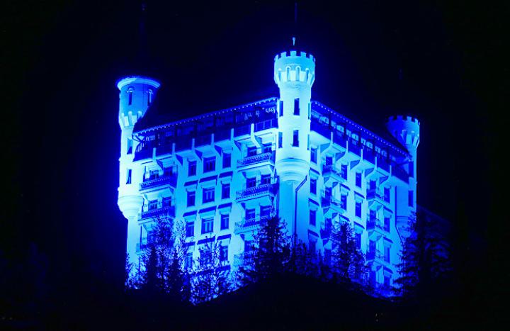 Das Gstaad Palace wird am 12. Mai in Blau leuchten, um auf ME aufmerksam zu machen.