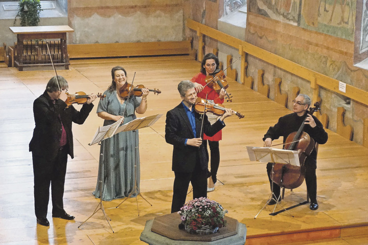 Die fünf  IMMA-Legenden hatten offensichtliche grosse Freude an ihrem Auftritt in der Kirche Saanen. Von links: Liviu Prunaru, Valentina Svyatlovskaya,  Bogdan Zvoristeanu, Sophia Reuter, Stanimir Todorov. (Foto: Çetin Köksal)