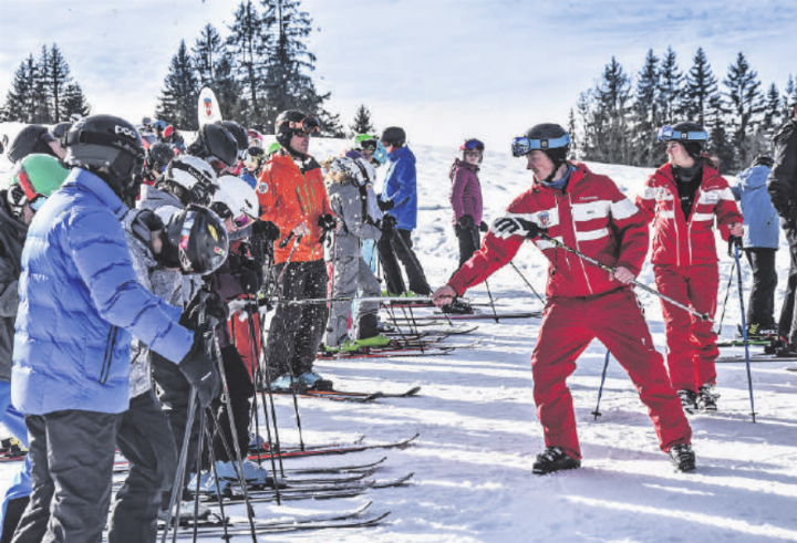 Spielerischer Austausch zwischen Schneesportlehrern und Lagerteilnehmenden. FOTO: ZVG