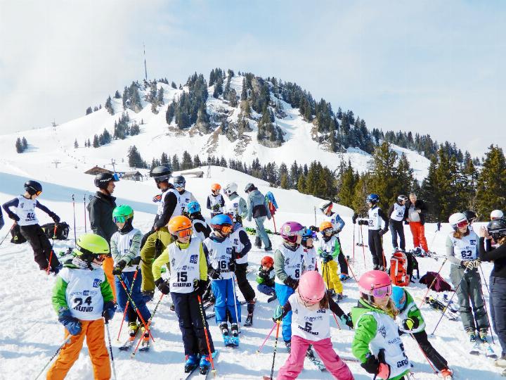 Die Kinder der Mini-JO und der JO warten
geduldig auf den zweiten Lauf.    FOTOS: ZVG