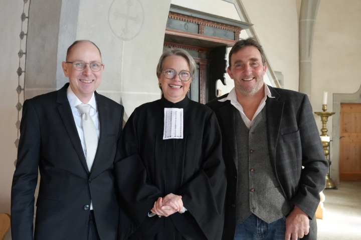Von links: Regionalpfarrer Stephan Bösiger, Pfarrerin Carola Watts und Stephan Addor, Präsident des Kirchgemeinderats Lauenen. (Foto: Jonathan Schopfer)