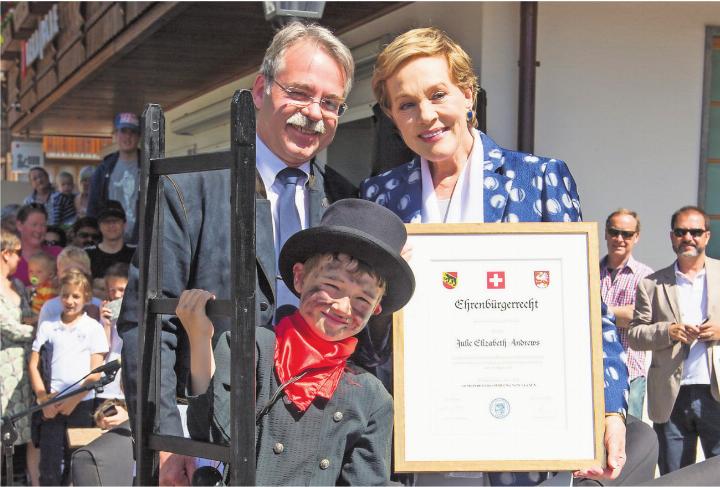 Am 6. Juni 2014 feierte Saanen die Verleihung des Ehrenbürgerrechts an Julie Andrews. Links im Bild: Aldo Kropf mit einem Glücksbringer.
FOTO: ARCHIV AVS/ MARK NOLAN
