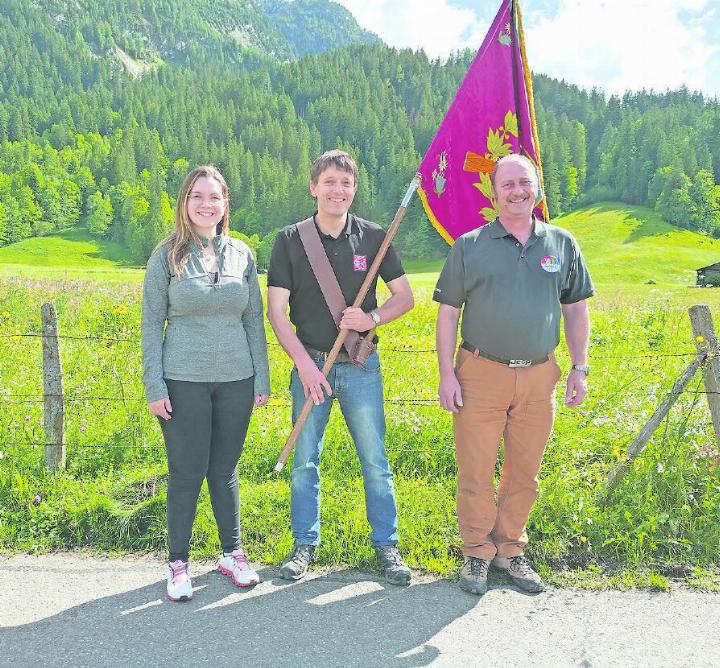 Der Fähnrich Rolf von Siebenthal mit Florina Krasniqi und Niklaus Walker. FOTO: ZVG