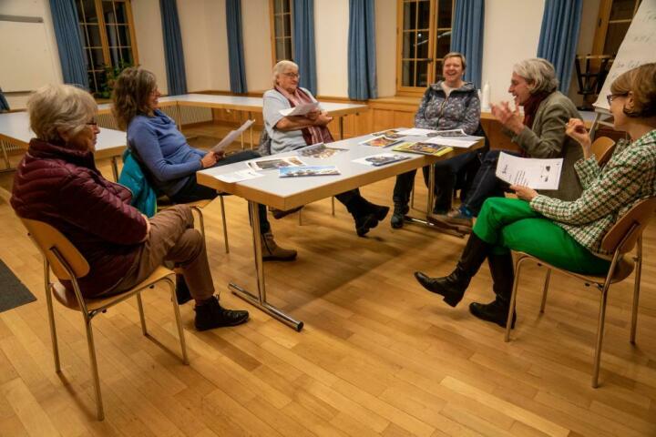 Eine kleine, aber sehr interessierte Gruppe fand sich beim ersten Fastentreffen in der St.-Anna-Kapelle ein. Es wurde viel gelacht, auch über die Definition von Nachspeisen: Ist ein italienisches Vanillegipfeli in Domodossola morgens um elf ein Dessert oder ein zweites Frühstück? (Foto: Blanca Burri)