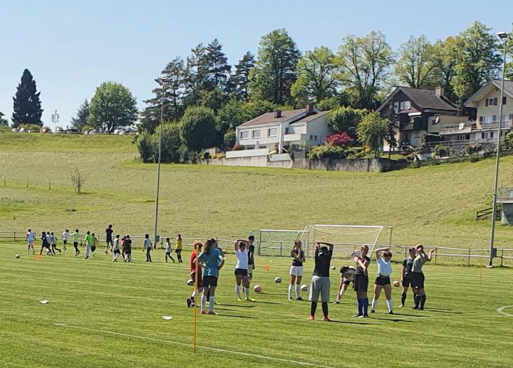 Juniorinnen und Junioren des FC Sarina bei bestem Wetter im Einsatz in Herisau. FOTO: ZVG