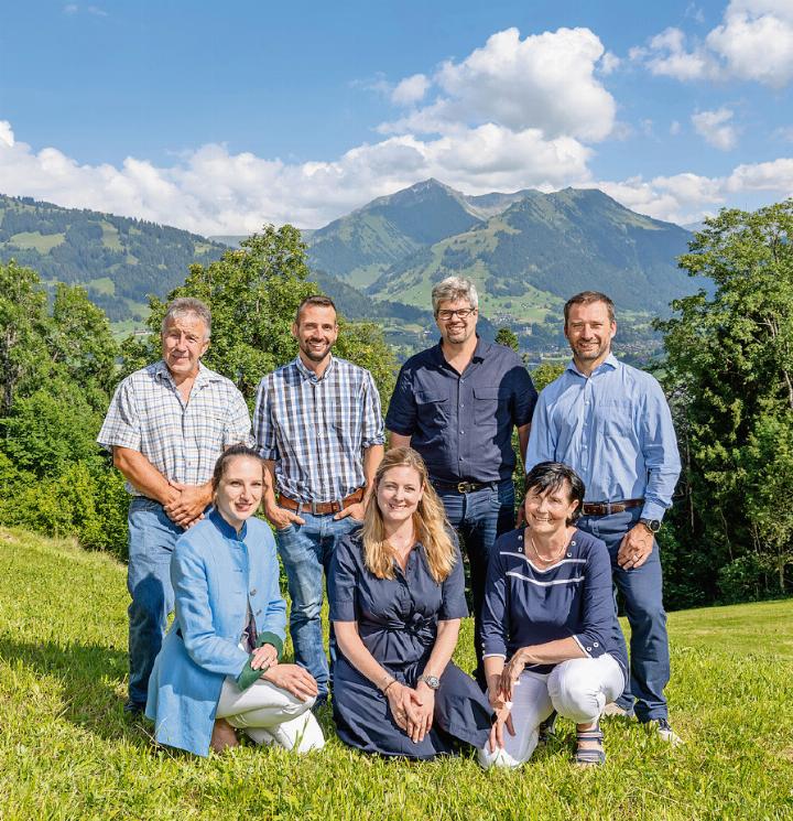 Die SVP Saanen präsentiert eine ausgeglichene Liste für die Wahlen vom 27. Oktober 2024. Unter dem Motto «Wir gestalten die Zukunft» stellen sich sieben Kandidatinnen und Kandidaten der Herausforderung, sich in den Gemeinderat von Saanen wählen zu lassen. 
Die zwei bisherigen Gemeinderätinnen und drei Gemeinderäte der SVP sind motiviert, ihre gemachten Erfahrungen der Gemeinde für eine weitere Legislatur zur Verfügung zu stellen. Mit Larissa Zwahlen und Roman Reichenbach konnten zwei junge Parteimitglieder gefunden werden, die sich ebenfalls dieser Herausforderung stellen. Frauen, Arbeitnehmer, die Landwirtschaft und das Gewerbe finden eine gute Vertretung auf der altersmässig ideal durchmischten Liste. Für das Amt der Gemeindepräsidentin kandidiert Petra Schläppi, die bisherige Vorsteherin des Ressorts Soziales. Emanuel Raaflaub wird für das Amt des Vorsitzenden der Gemeindeversammlung vorgeschlagen. Die Partei dankt den Kandidatinnen und Kandidaten für ihr Engagement und freut sich auf einen spannenden Wahlherbst 2024. (Inserate folgen)
SVP SAANEN