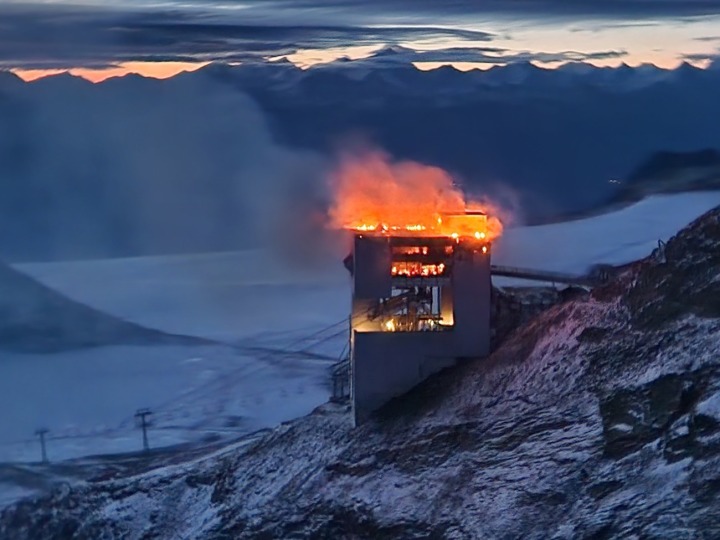 Das Restaurant Botta auf dem Glacier 3000 ist von einem Feuer heimgesucht worden. (Foto: Kantonspolizei Waadt)