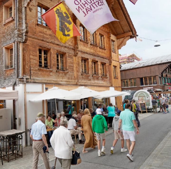 Die ersten Besuchenden schlendern über den Markt.