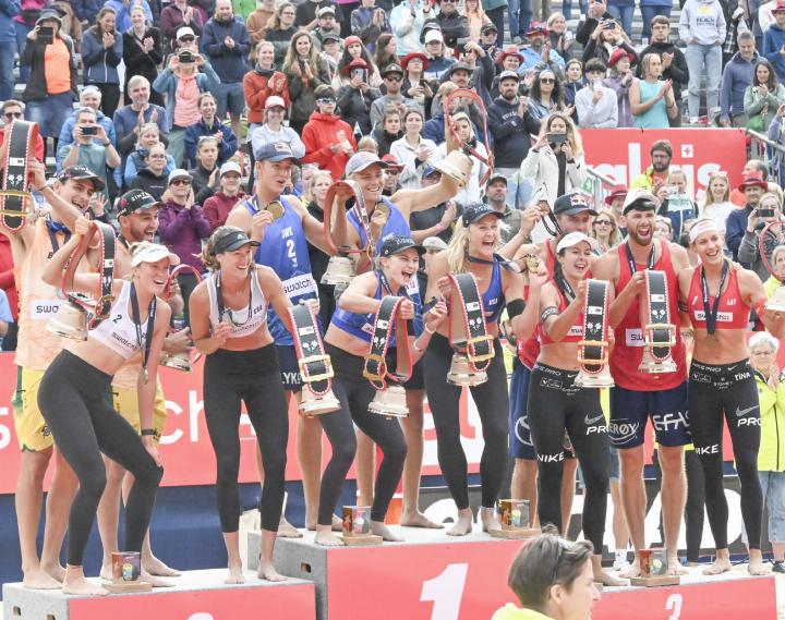 Bejubelt vom Publikum, das bis zur Champagnerdusche ausharrte, genossen die auf dem Gstaader Podest platzierten Damen- und Herrenteams ihren Triumph am Swatch Beach Pro Gstaad 2024. FOTO: JENNY STERCHI