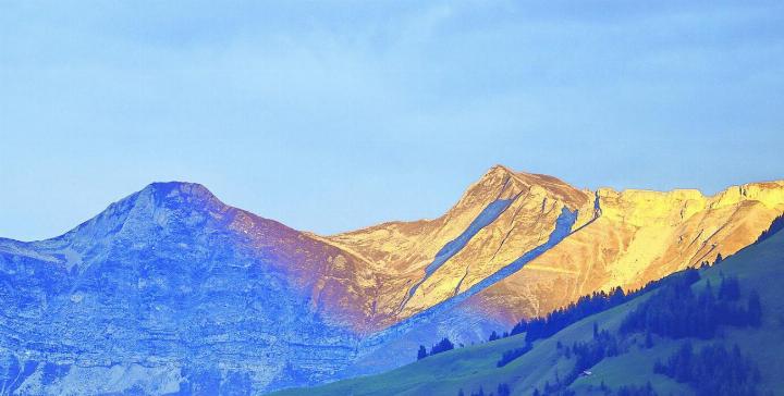 «Samstagmorgenstimmung mit der Ehrenbeleuchtung des höchsten Freiburger Bergs (2389m ü.M.), des Vanil Noir, vom Saanenland aus gesehen.» FOTO: EMANUEL PERRETEN, GSTAAD