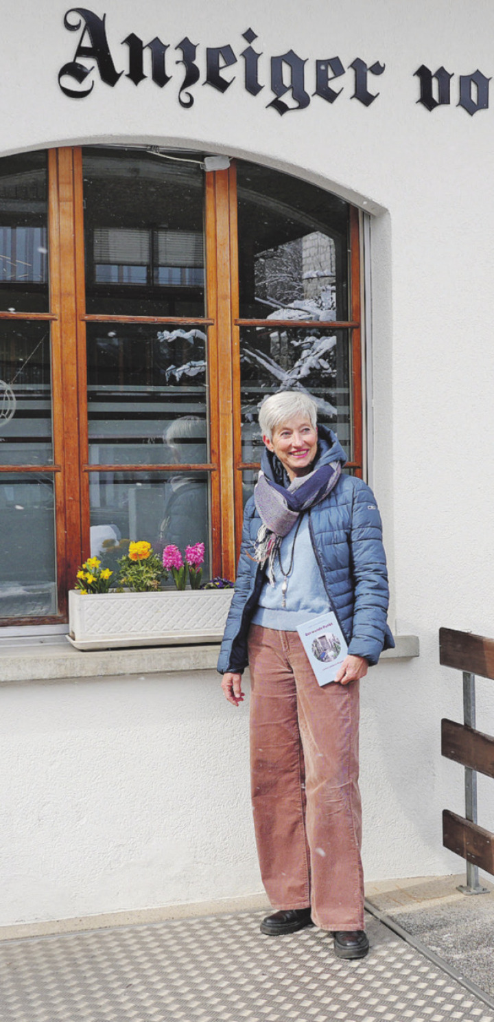 Mission erfüllt und Elisabeth Kohler-von Siebenthal froh: Es war der Wunsch ihres verstorbenen Vaters, dass sie mit ihren Kolumnen an die Öffentlichkeit geht. Besonders lag ihm der «Anzeiger von Saanen» am Herzen, für den er selbst geschrieben hatte und bei dem er vor vielen Jahren seine Lehre gemacht hatte.   FOTO: SONJA WOLF