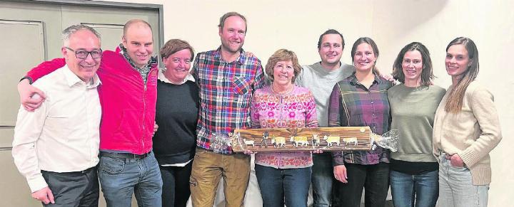 Die abtretende Sekretärin Doris Stutz (Mitte) umringt von ihren Vorstandskollegen: v.l. Dominique Huwiler, Mike Schopfer, Elisabeth Wampfler, Reto Schneeberger, Hannes Marmet, Stephanie Hauswirth, Selina Kurmann, Ramona Zumstein; es fehlen Georg von Siebenthal und Daniel von Grünigen. FOTO: ZVG