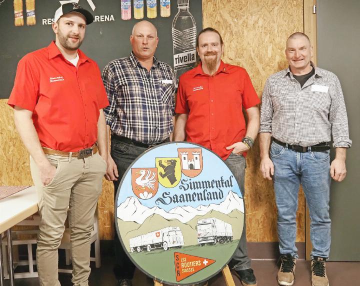 Neu gewählte und abtretende Mitglieder: v.l. Patrick Gander (neues Vorstandsmitglied), Marco Ummel (abtrettender Fähnrich), Ueli Welten (abtretendes Vorstandsmitglied) und Ueli Graber (neuer Fähnrich).    FOTOS: ANDRÉ BÄRTSCHI