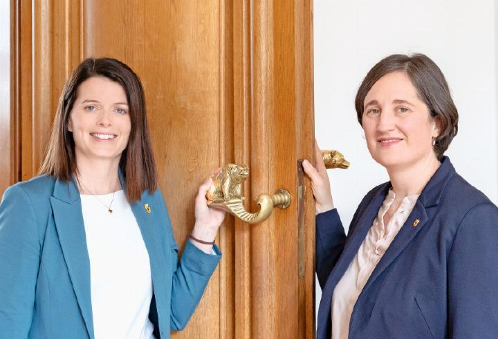 Stabsübergabe des Grossratspräsidiums von Dominique Bühler (links) an Edith Siegenthaler. FOTO: ZVG