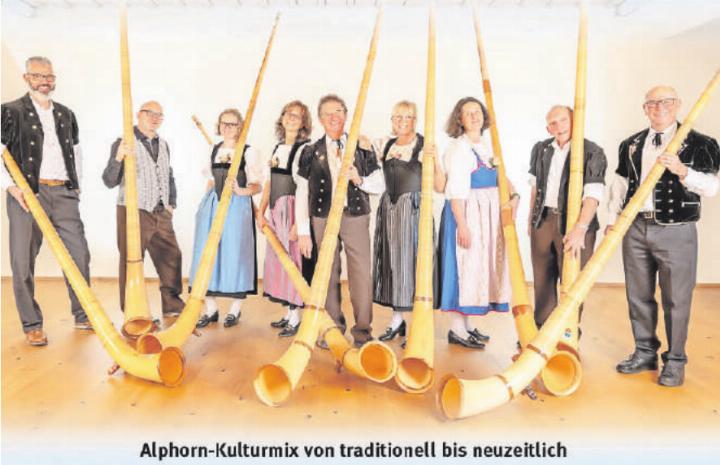 Die Alphorngruppe Saanenland-Pays-d’Enhaut unter der Leitung von Fritz Frautschi. FOTO: ZVG