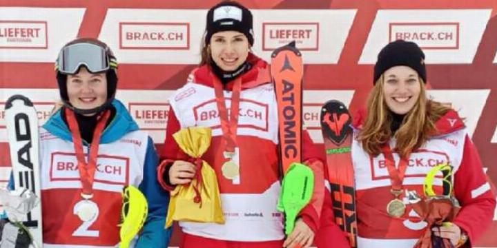 Das Podest der schweizweit schnellsten Juniorinnen U21 im Slalom: Neben Siegerin Anuk Brändli (Mitte) strahlen auch die Zweitplatzierte Elyssa Kuster (links) und Chiara Lanz in die Kamera. FOTO: ZVG