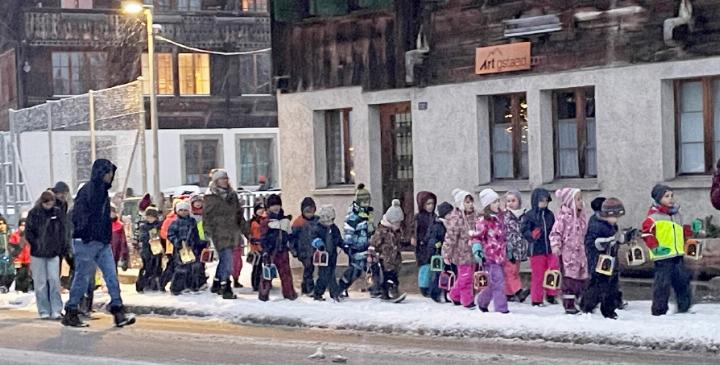 Am Adventsmäret findet der beliebte Laternenumzug statt. FOTO: ACHIV/ZVG