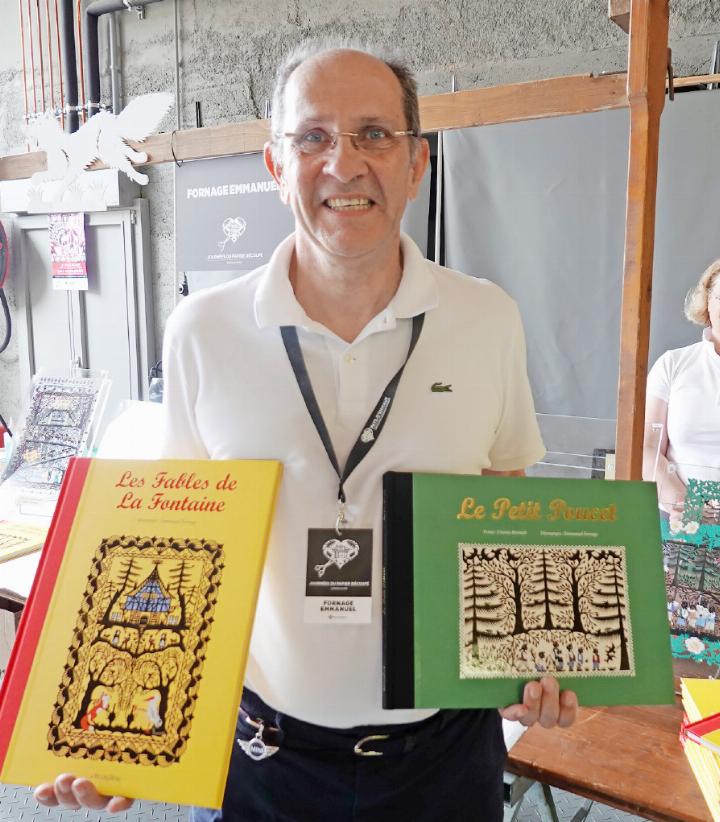 Emmanuel Fornage mit zwei von ihm gestalteten Kinderbüchern aus der Fabel- und Märchenwelt. FOTOS: MARTIN GURTNER-DUPERREX