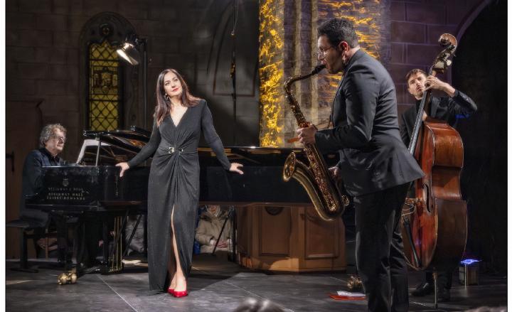 Am Liederabend nahm Marina Viotti das Publikum mit auf eine Reise durch ihre Liebesgeschichten und erzählte von verliebten Träumereien, gebrochenen Herzen, leidenschaftlichen Romanzen und einsamen Nächten. Begleitet von ihrem Trio bestehend aus v.l. Didier Puntos, Gerry Lopez und Antoine Brochot.