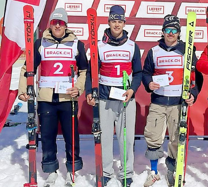 Toru Kusano (Mitte) feiert erstmals einen FIS-Sieg. Mit auf dem Podest: links Florian Fässler, rechts Nando Reiser.    FOTO: SWISS SKI