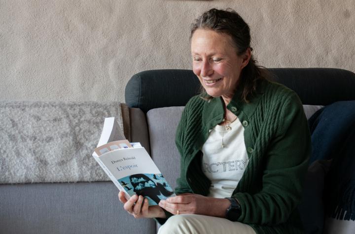 Dunya Reiwald mit ihrem Roman«L’Espoir», einemWerk rund um dieHoffnung «in einer sich im Universum spürbar dehnendenWelt», wie sie selbst sagt.  FOTO: KEREM MAURER