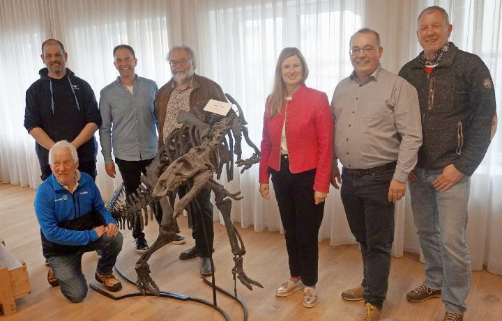 Sie trugen neben vielen anderen massgeblich zum Gelingen des Aprilscherzes sowie zur Ausstellung bei: Markus Bächler (kniend), Stefan Frieden, Volker Herzog, François Escuillié, Helena Galanakis, René Müller und Oliver Zolin.    FOTOS: ZVG