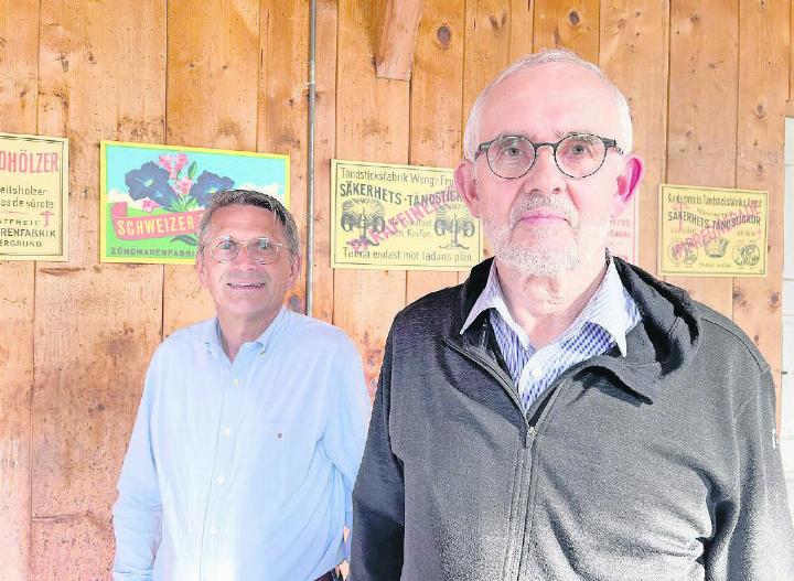 Verabschiedet wurde Sekretär Urs Treuthardt (Erlenbach, rechts) und ein Präsent für 30 Jahre Vorstandstätigkeit erhielt Kassier und Präsident ad interim Ueli Bärtschi (Gwatt/Frutigen). FOTO: ZVG