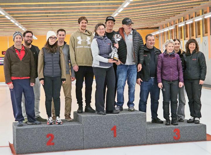 Die strahlenden Sieger: 1. Rang: Team Mal Luege, SR sales & rental GmbH, Saanen, Skip: Sascha Ruf; 2. Rang: Team Baugleiter, Kleger & Koller Architekten AG, Skip: Bernhard Reichenbach; 3. Rang: Team Kässeliwüscher II, Raiffeisenbank Obersimmental Saanenland, Skip: Carina Mark. . FOTOS: EUGEN DORNBIERER-HAUSWIRTH