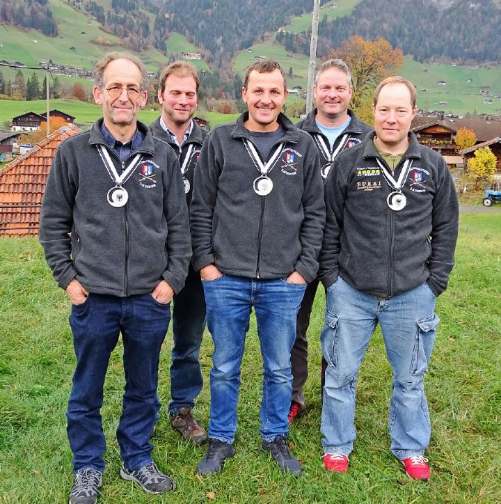 Die Feldschützen Lauenen mit (v.l.) Peter Trachsel, Heinz Würsten, Mathias Trachsel, Stefan Annen und Rolf Reichenbach gewannen die Silbermedaille in der Kategorie E. FOTO: MARCEL MARMET