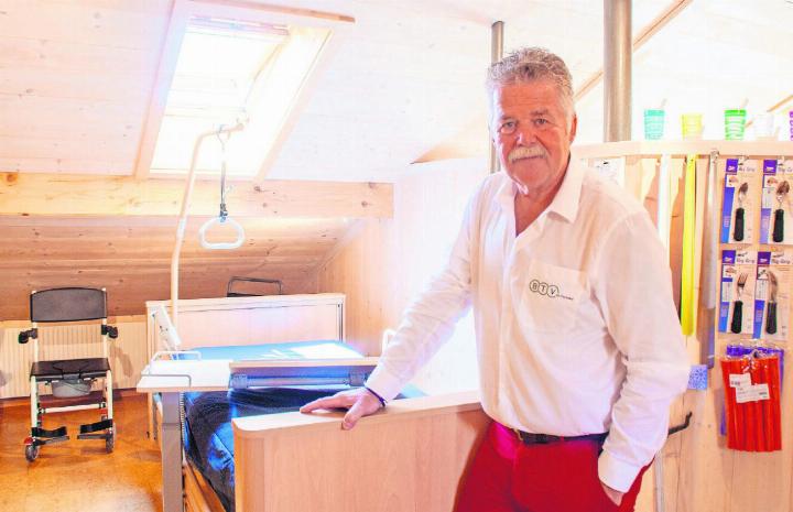 Bernhard Frei in seinen Räumlichkeiten im alten Spital Saanen. Vom Besteckgriff für feinmotorisch Eingeschränkte bis zum vollausgestatteten Krankenbett findet man im Shop der BTV for Partners alle Hilfsmittel für die richtige Betreuung von pflegebedürftigen Personen. Dazu Beratungen rund im die Betreuung zu Hause. FOTO: KEREM MAURER