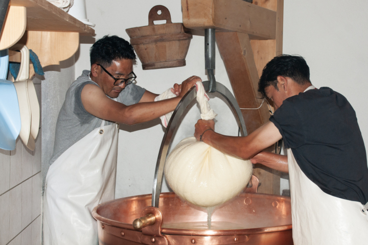 Mit geübten Handgriffen lassen Dawa Norbu und Nima Chiring das Käsewasser abtropfen. (FOTO: KEREM S. MAURER)