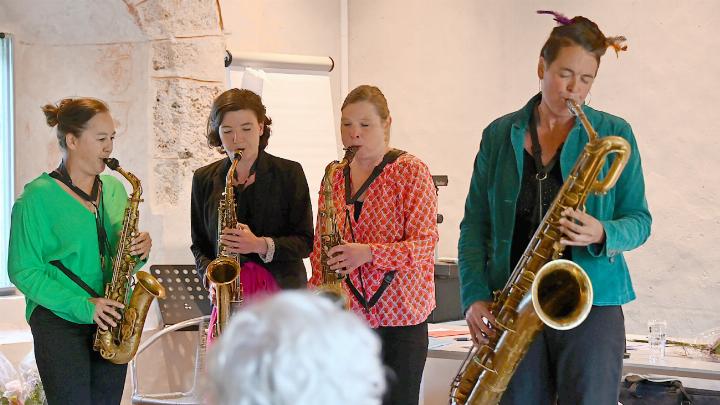 Von links: Annette Kitagawa, Naïma Gürth, Fabienne Hoerni und Lisette Wyss sind «Lily Horn is Born» und musizieren mit drei verschiedenen Saxofonen. Lisette und Annette gehören zur Urbesetzung, Naïma und Fabienne ersetzten im Laufe der Jahre ausgestiegene Bandmitglieder. FOTOS: JENNY STERCHI