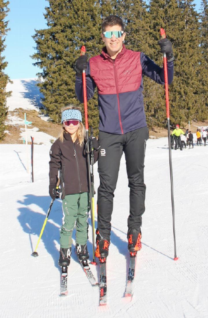 GST-Direktor Flurin Riedi gönnte sich einen Familientag und war für Tochter Mila der beste Langlaufleiter. FOTO: ZVG