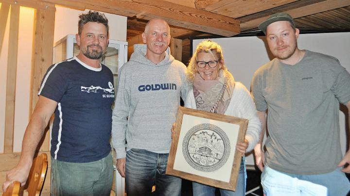 Der Skiclub Schönried bedankte sich bei Anna und Mike von Grünigen für 18 Jahre JO-Leitung: v.l. Mike Haldi (neuer JO-Leiter), Mike und Anna von Grünigen, Matthias Zürcher (neuer JO-Leiter). FOTOS: ZVG