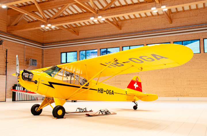 Die einst in militärischen Tarnfarben bemalte Piper J-3C-65/L-4 CUB hatte am 6. Dezember 1944 ihren Erstflug. Hinter den Rädern die Skis für Gletscherlandungen. FOTOS: KEREM MAURER