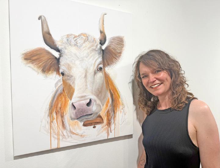 Denise Schwizgebel vor einem ihrer Lieblingsbilder.
FOTO: TINA DOSOT